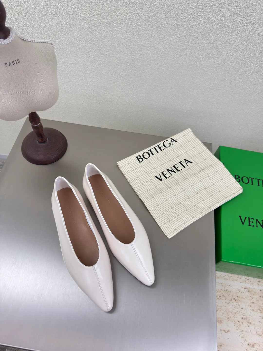 👟👟Ex-factory price 640👟👟 BV women's Sofia ballet shoes leather ballet shoes silver family elements woven series high version small round toe essential for commuting BV early autumn series are so beautiful💯 The use of elegant materials in shoes is intellectual, elegant and capable, full of high-end sense✅The design is beautiful~~ The fabric is made of original consistent lambskin and the shaping technology pursues the perfection of the internal process✅ Heel The foot pads are made of lambskin, never sloppy 🆚Original💯 Outsole technology Brand classic The new season uses Italian genuine leather outsole with clear dyeing technology and rubber square technology 💯 Comfortable and high-end flat design makes travel more comfortable and confident 35 36 37 38 39 40 41 42 (40 41 42 customized code number) Equipped with original packaging Hot glue process logo cloth bag